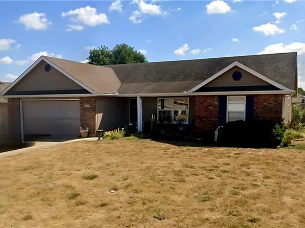 413 SW Graystone Dr, Grain Valley, MO 64029