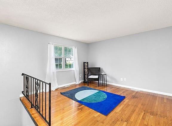 4th image of 1214 NW Golfview Dr