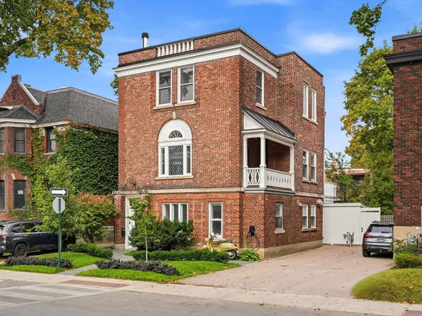 295 Querbes Ave, Montraal, QC H2V 3W1
