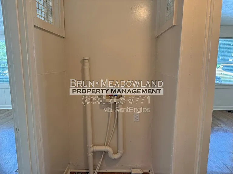 2620 Woodbine Ave — Photo 10