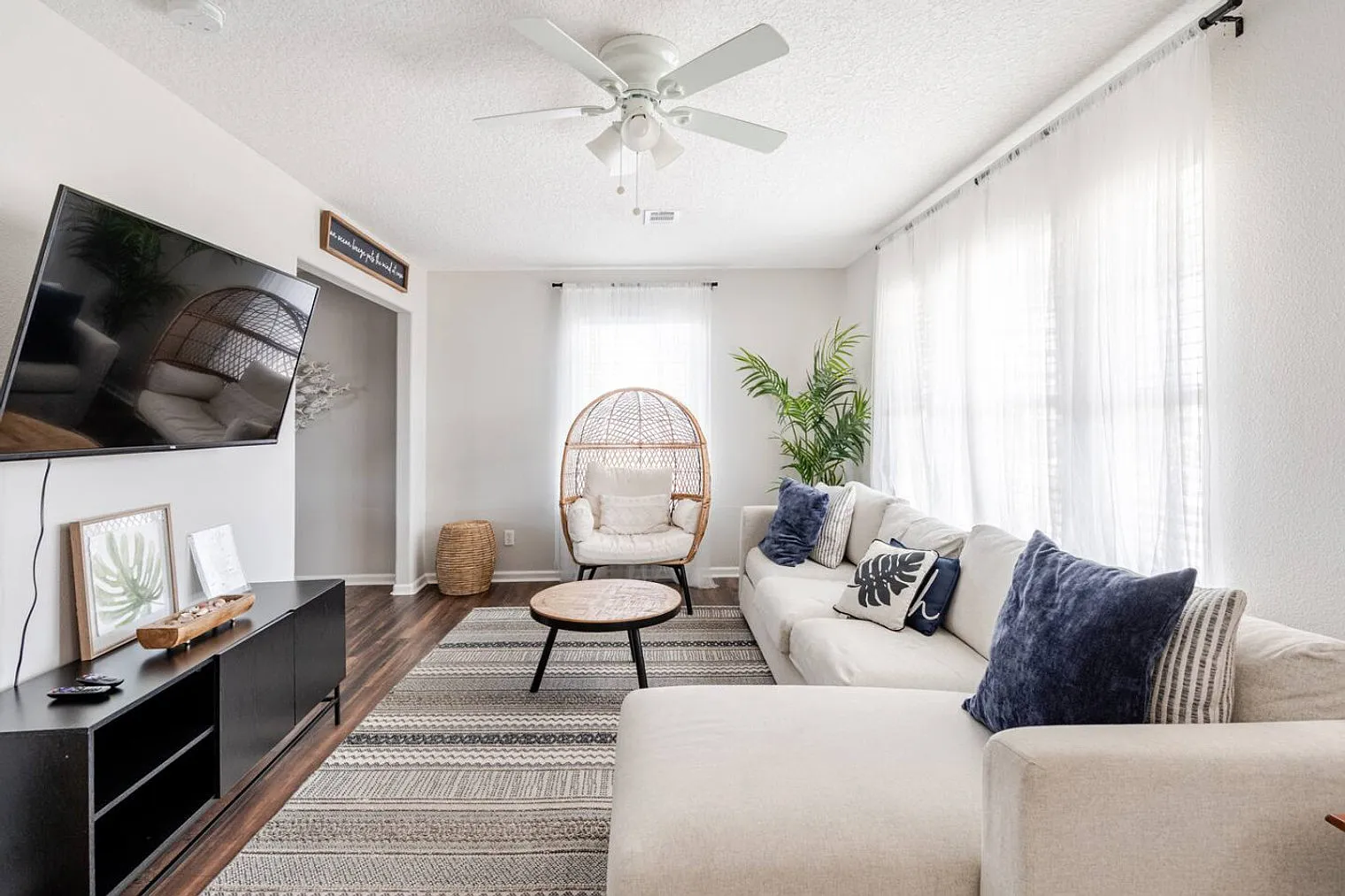 2 bed, 1.0 bath, 1033 sqft, $3,063 — Photo 1