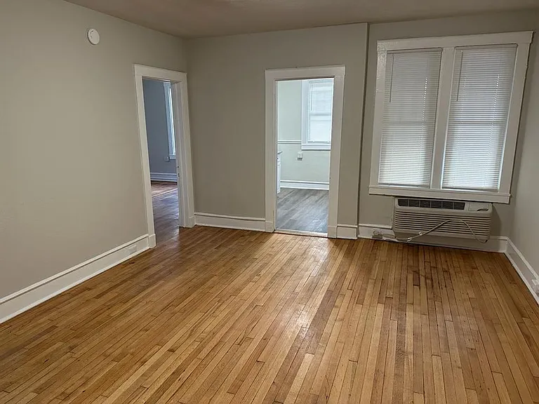 2400 Barton Ave — Photo 30