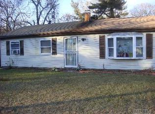 25 Cedar Ln, Medford, NY 11763