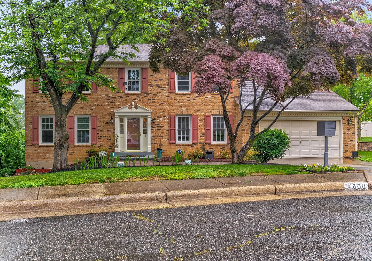 Exceptional Three Level Colonial Near DC — Photo 3