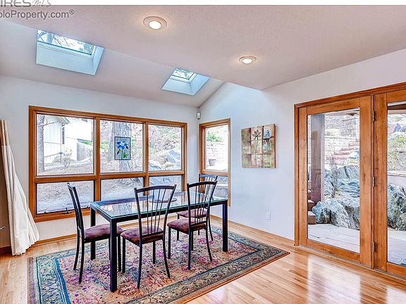 Cozy breakfast nook