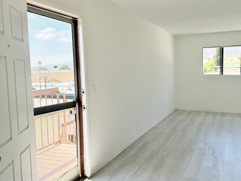 333 W Lexington Dr — Photo 22
