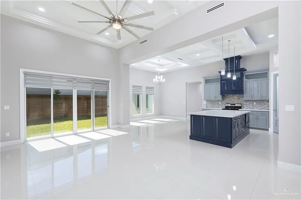 3 bed, 2.5 bath, 1919 sqft, $2,600 — Photo 4