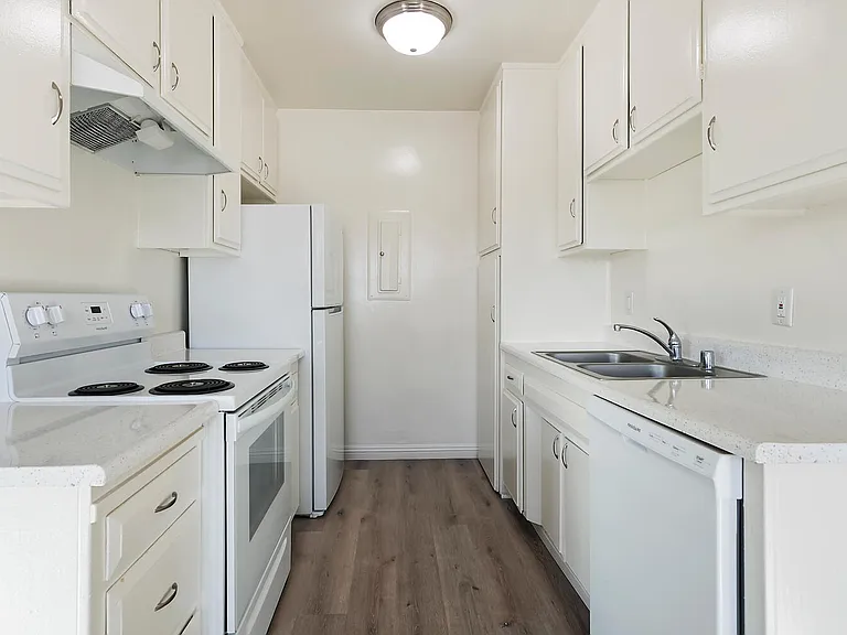 Mission Pointe Apartment Homes — Photo 16