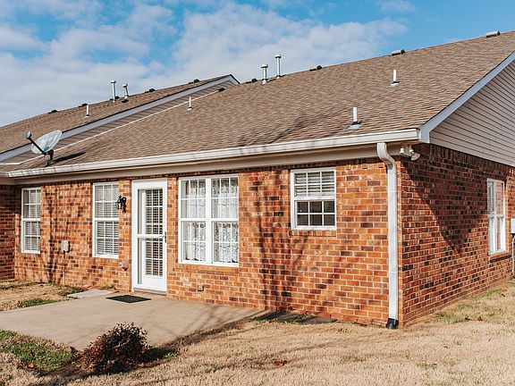 4th image of 722 Village Green Cir