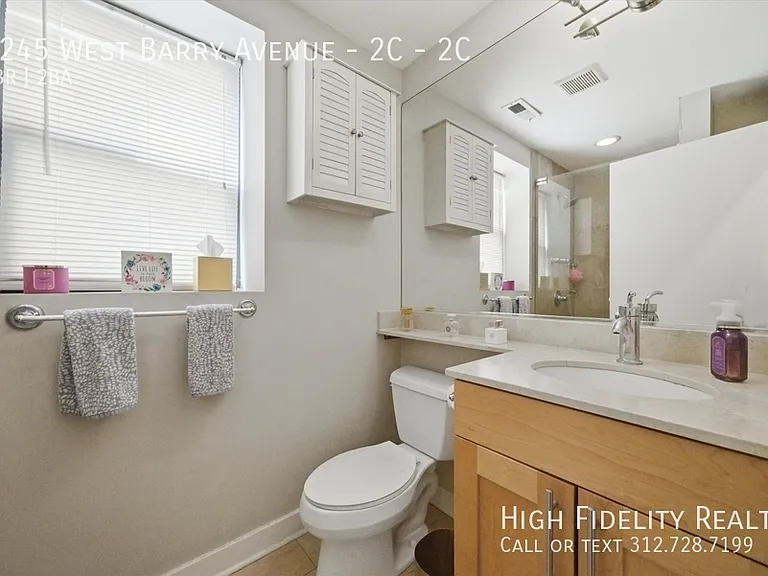 2245 W Barry Ave #2C — Photo 8