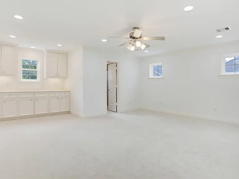 6341 Mercer St — Photo 11