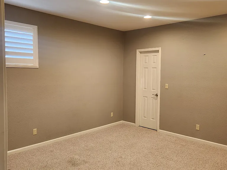 4742 Village Green Pkwy — Photo 32