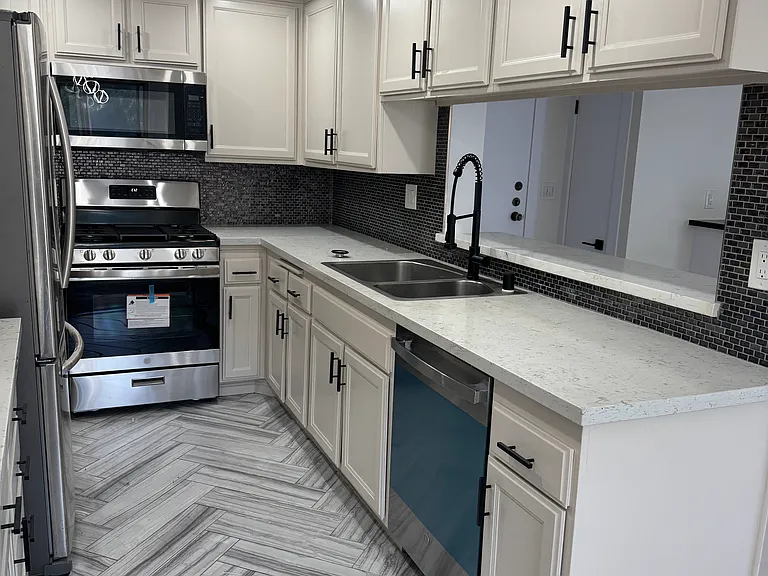 14209 Riverside Dr #102 — Photo 1