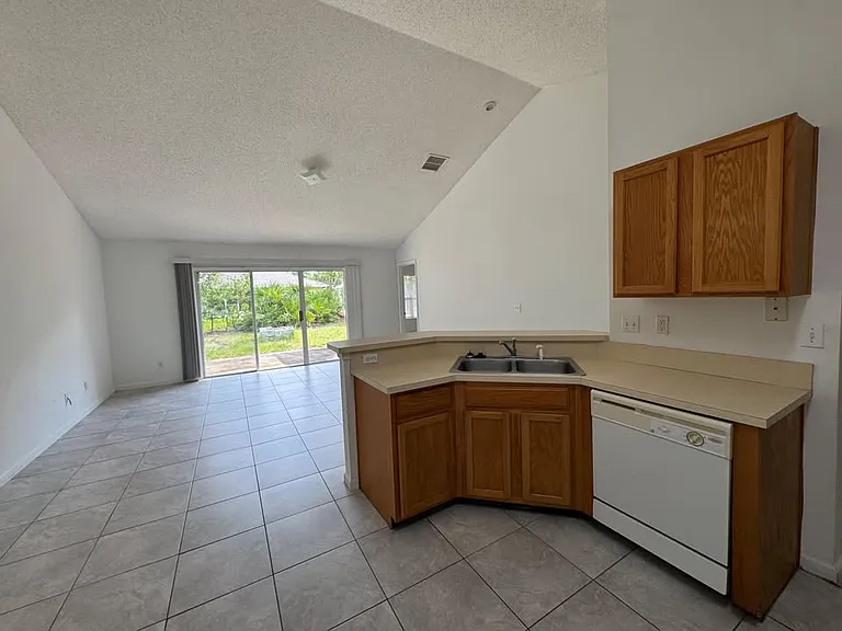 30 Rosecroft Ln #B — Photo 11