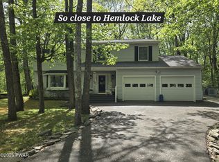 102 Long Spur Ln, Hawley, PA 18428