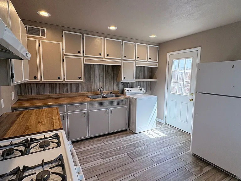1607 W Walnut St — Photo 11