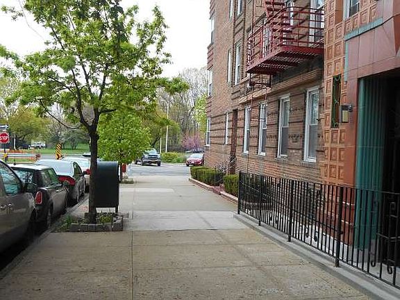 5th image of 601 N Pelham Parkway North 216 Fl 2