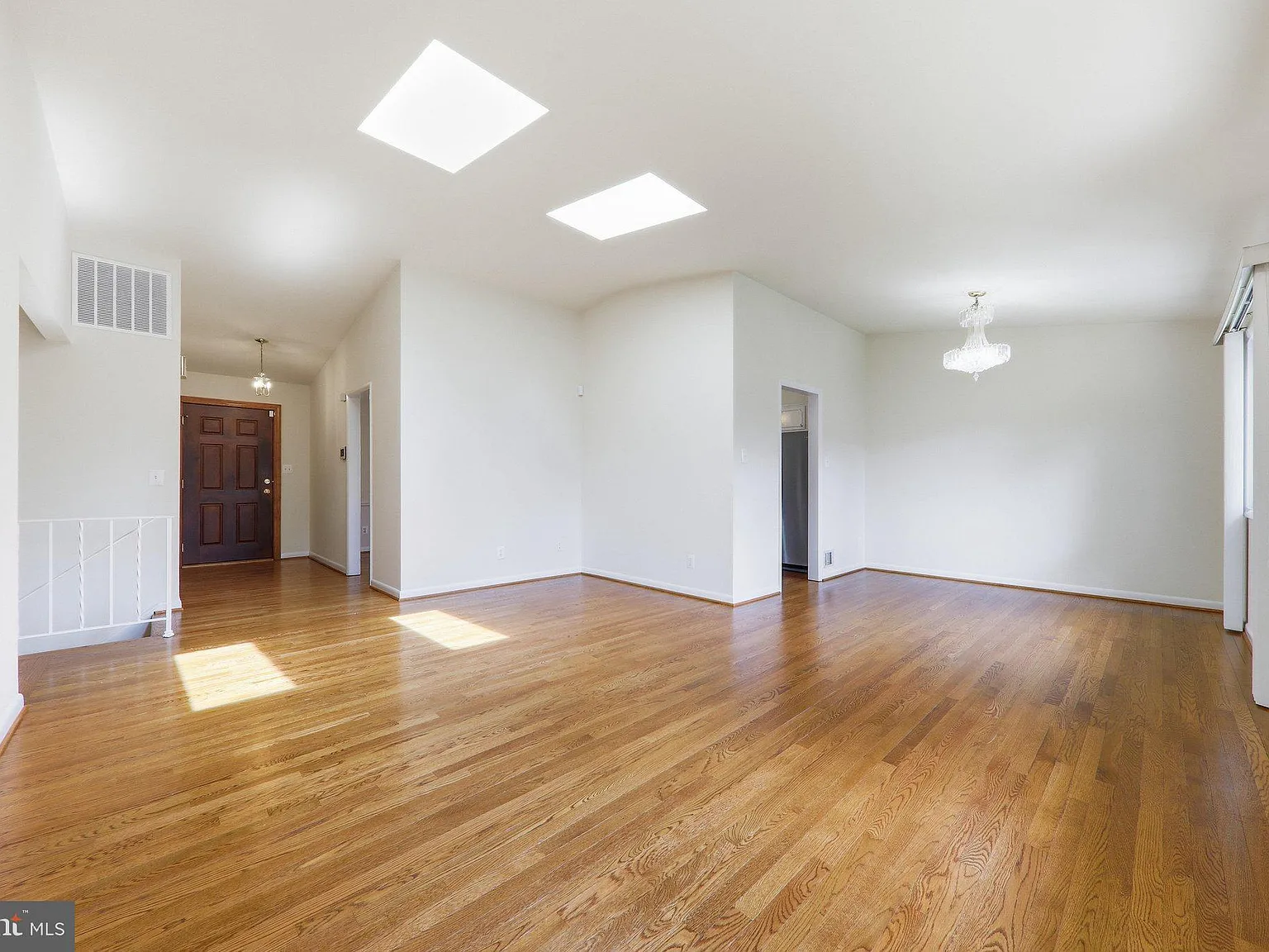 4 bed, 3.0 bath, 2142 sqft, $4,200 — Photo 4