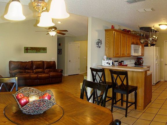 5th image of 907 E Texas Ave