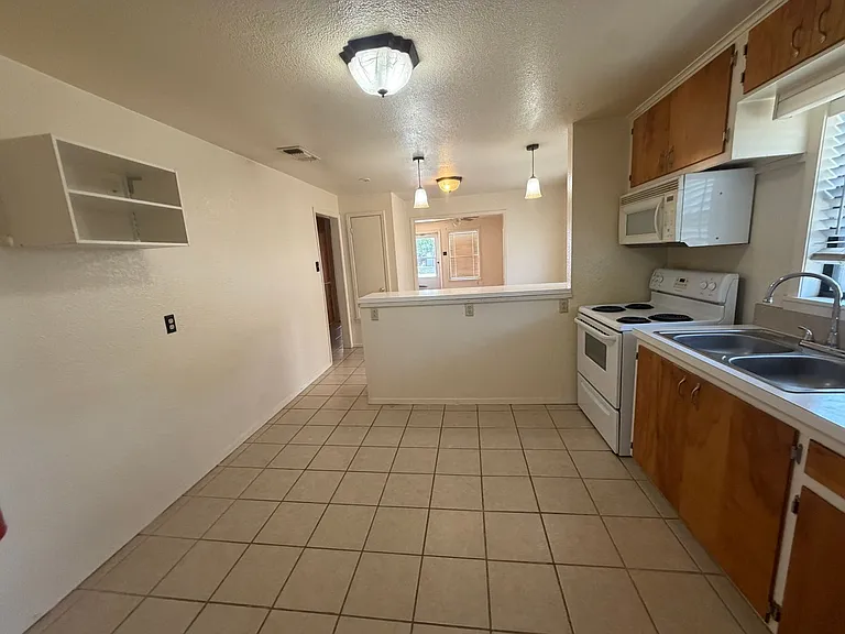1020 N Oak St — Photo 2