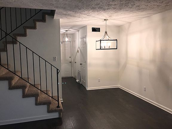 4th image of 111 Ladbrook Ln