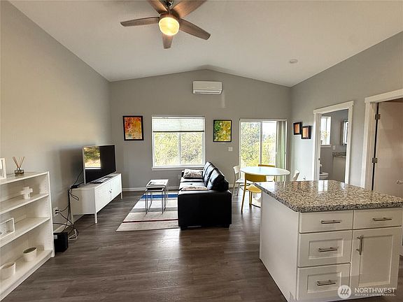 3rd image of 1129 Fairwood Drive SW