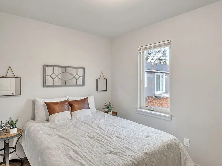 555 N. River Rd. — Photo 32