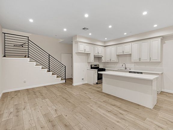 4th image of 569 E Cypress Ave