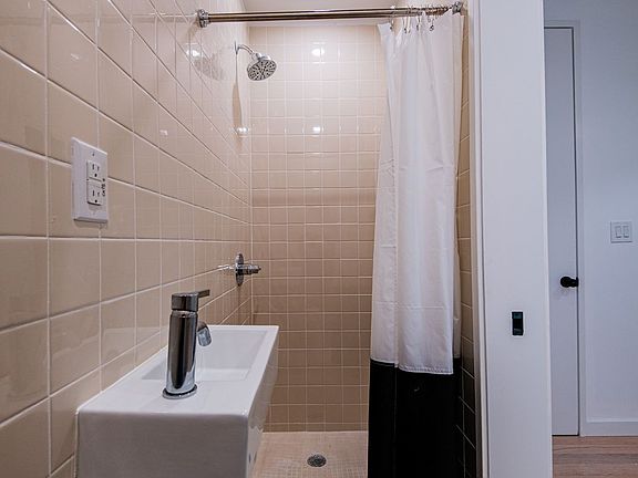 4th image of 624 E 17th St #2A-B