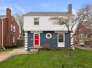 2065 Hunt Club Dr, Grosse Pointe Woods, MI 48236