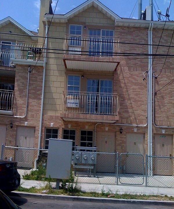 2nd image of 1369 Pinson St