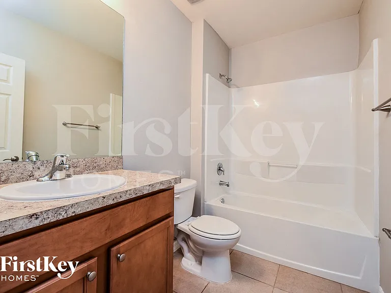 2704 SW 32nd St — Photo 14
