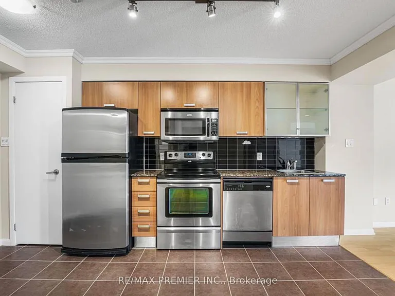 37 Grosvenor St #610 — Photo 3