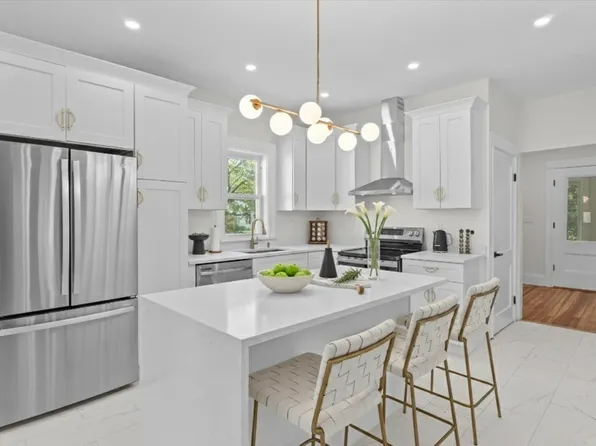 221 Pelham St, Methuen, MA 01844