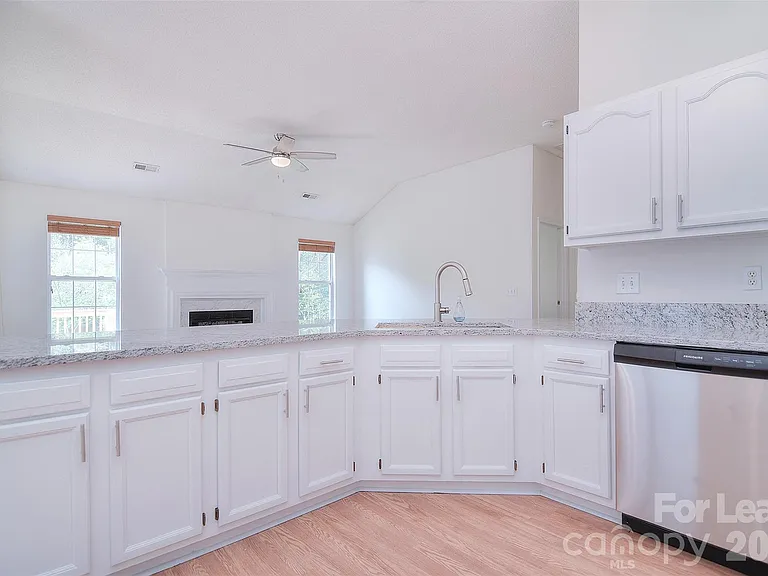 550 Carlisle Dr — Photo 19