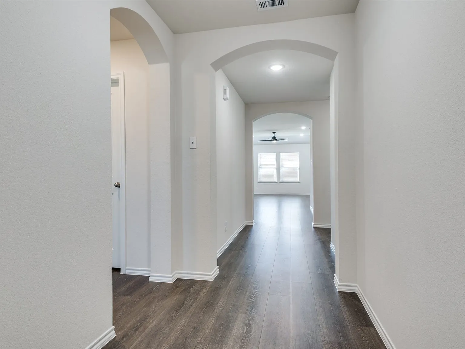 4 bed, 2.0 bath, 1587 sqft, $2,400 — Photo 4