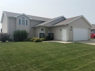1219 Plum Ln, Aberdeen, SD 57401