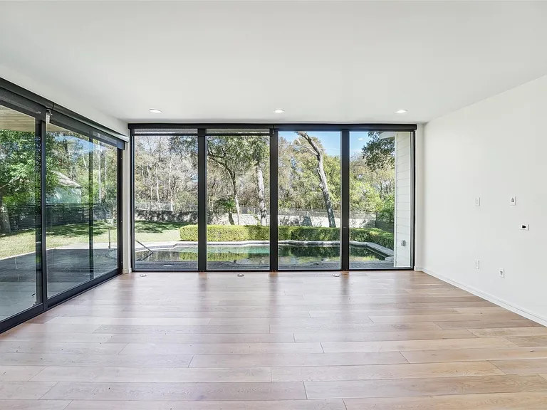3927 Balcones Dr — Photo 3