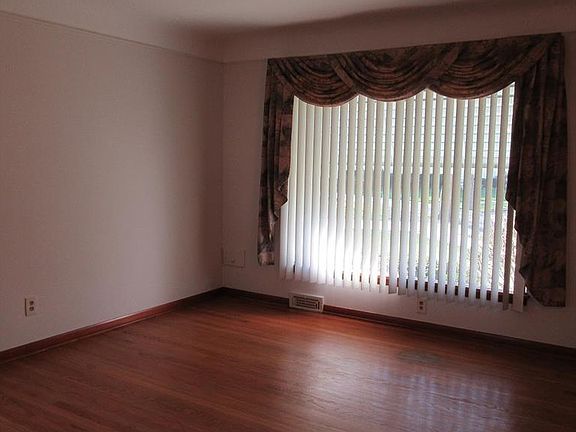 2nd image of 1008 Irving Ave