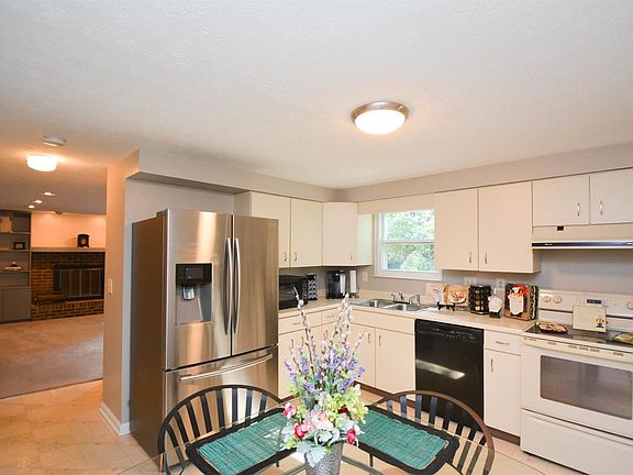 3rd image of 4188 Fox Hollow Dr