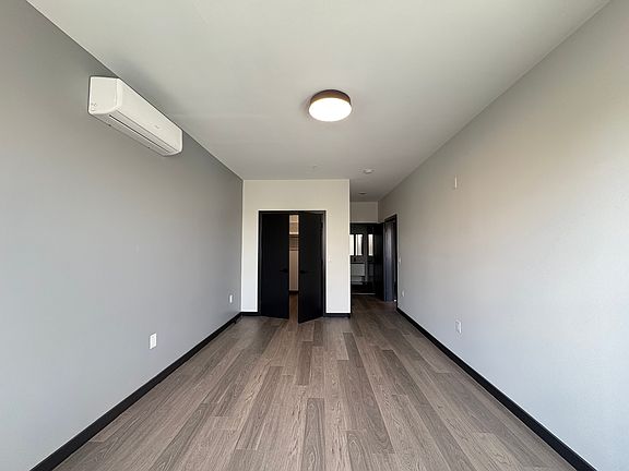 4th image of 140 Mallory Ave #306
