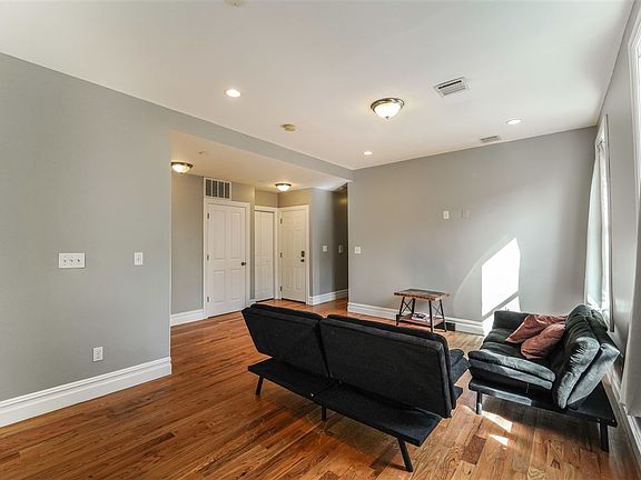 5th image of 435 Wayne St #1