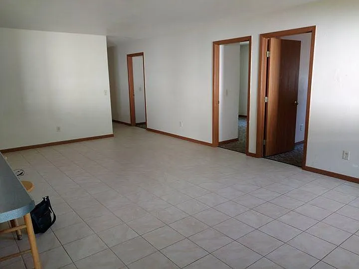 4 bed, 1300 sqft, $1,960 — Photo 2