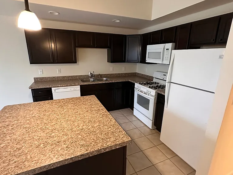 Full kitchen, all appliances included