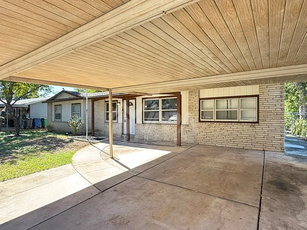 4 bed, 1636 sqft, $2,100 — Photo 3