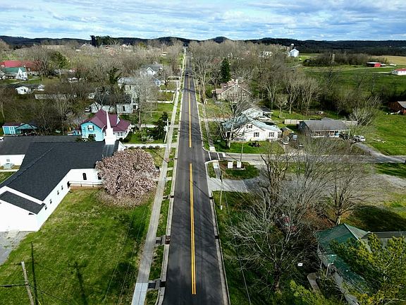 4th image of 210 Hinkle Hill St E
