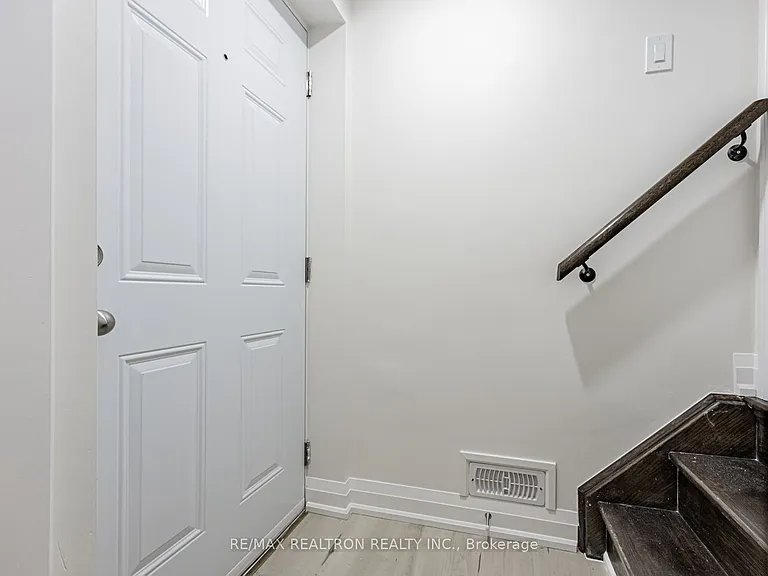 91 McRoberts Cres — Photo 4