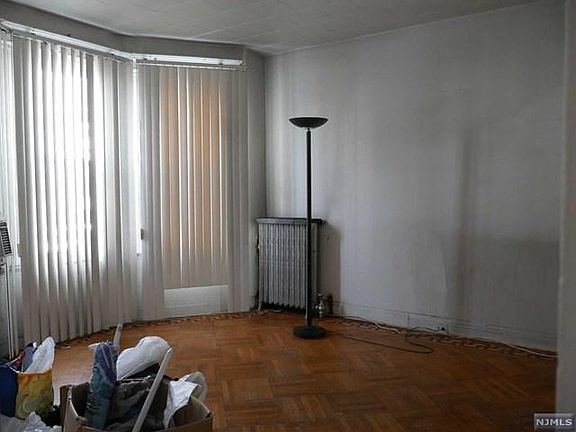 2nd image of 28 Beverly St #30