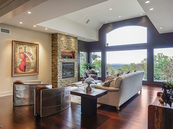 4th image of 52 Crest Dr