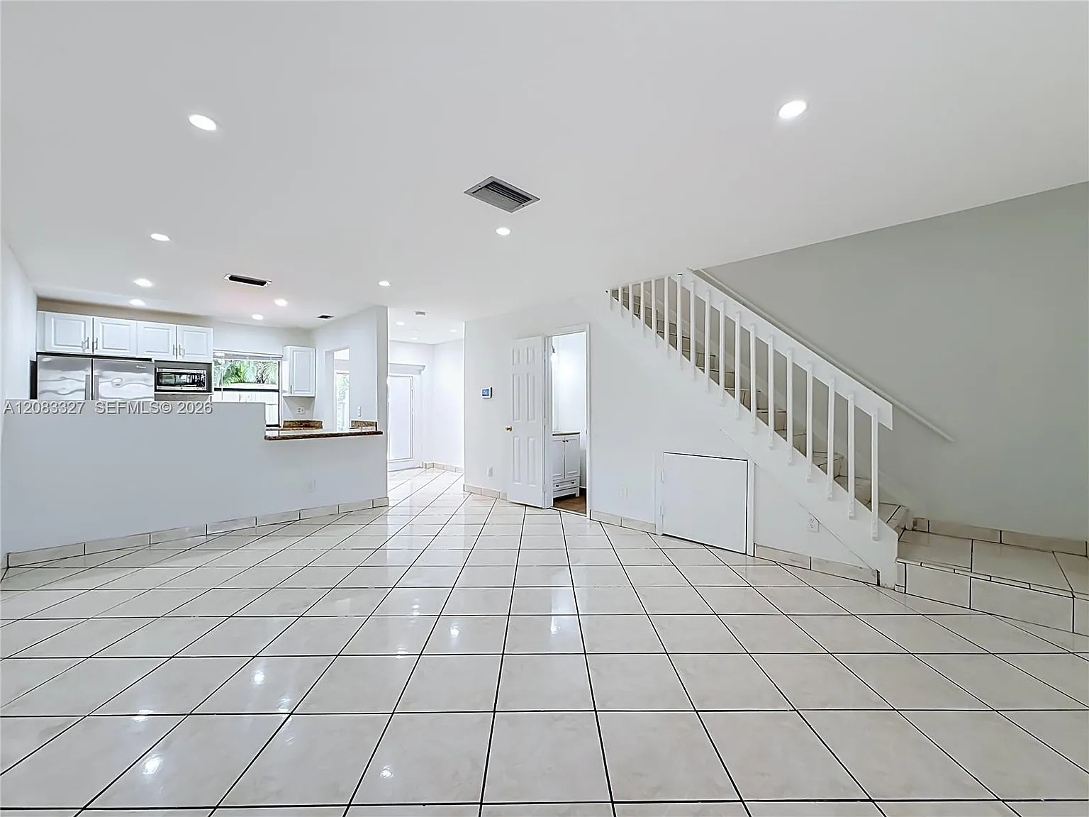 Pembroke Pointe Sec One — Photo 3